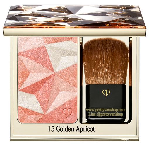 Cle de Peau Beaute Rehausseur D'eclat Luminizing Face Enhancer #15 Golden Apricot 10 g. แป้งไฮไลท์ที่ต้องแสงเป็นประกายเงางามหรูหราดุจฝันเนื้อสัมผัสเข้มข้นคลี่ตัวลื่นเนียน เติมประกายแสงก่อความสดใสให้ผิวพรรณดูมีชีวิตชีวา
