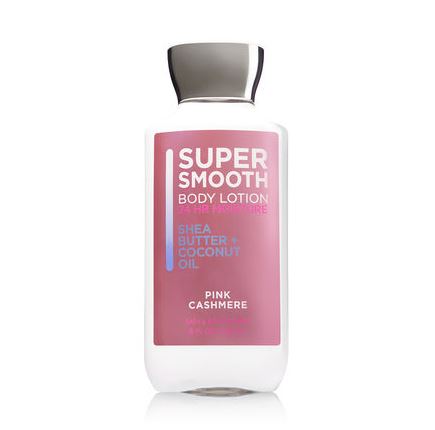 Bath & Body Works Super Smooth Pink Cashmere Shea Butter & Coconut Oil Body Lotion 236 ml. โลชั่นบำรุงผิวสูตรใหม่ เพื่อผิวเนียนนุ่มเป็นพิเศษเพิ่มสารสกัดน้ำมันมะพร้าว ช่วยให้ผิวเนียนเรียบ ชุ่มชื่น นุ่มอิ่มฟูน่าสัมผัส กลิ่นหอมชวนฝัน ของแ