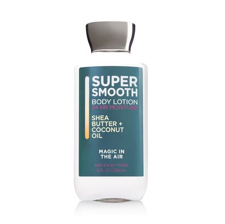Bath & Body Works Super Smooth Magic in the Air Shea Butter & Coconut Oil Body Lotion 236 ml. โลชั่นบำรุงผิวสูตรใหม่ เพื่อผิวเนียนนุ่มเป็นพิเศษเพิ่มสารสกัดน้ำมันมะพร้าว ช่วยให้ผิวเนียนเรียบ ชุ่มชื่น นุ่มอิ่มฟูน่าสัมผัส กลิ่นหอมละมุนน่า