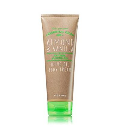 Bath & Body Works Essential Oils Almond & Vanilla Olive Oil Body Cream 226 g. ครีมบำรุงผิวเข้มข้นสูตรพิเศษผสมน้ำมันมะกอก และน้ำมันจากเมล็ดอัลมอนด์ ซึ่งมีสารต้านอนุมูลอิสระที่จะช่วยลดริ้วรอยก่อนวัย พร้อมกลิ่นหอมหวานน่ากินของวนิลลาค่ะ