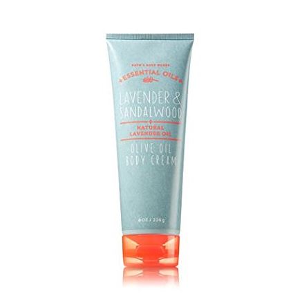 Bath & Body Works Essential Oils Lavender & Sandalwood Olive Oil Body Cream 226 g. ครีมบำรุงผิวเข้มข้นสูตรพิเศษผสมน้ำมันมะกอก และน้ำมันลาเวนเดอร์ ซึ่งมีสารต้านอนุมูลอิสระ บรรเทาอาการอักเสบบนผิวหนัง และกลิ่นหอมของลาเวนเดอร์หอมที่ช่วยให้