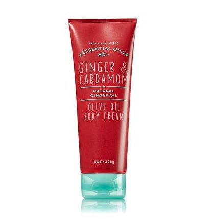 Bath & Body Works Essential Oils Ginger & Cardamom Olive Oil Body Cream 226 g. ครีมบำรุงผิวเข้มข้นสูตรพิเศษผสมน้ำมันมะกอก และน้ำมันขิง ซึ่งมีสารต้านอนุมูลอิสระ ช่วยกระตุ้นการสร้างเซลล์ผิวใหม่ให้เนียนนุ่มน่าสัมผัส และมีกลิ่นหอมสุดสดชื่น