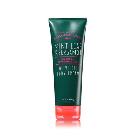 Bath & Body Works Essential Oils Mint Leaf & Bergamot Olive Oil Body Cream 226 g. ครีมบำรุงผิวเข้มข้นสูตรพิเศษผสมน้ำมันมะกอก และเปปเปอร์มินท์ออยล์ ซึ่งมีสารต้านอนุมูลอิสระ ดูมีน้ำมีนวลชุ่มชื้น กระจ่างใส และมีกลิ่นหอมสุดสดชื่นมะนาวมินท์