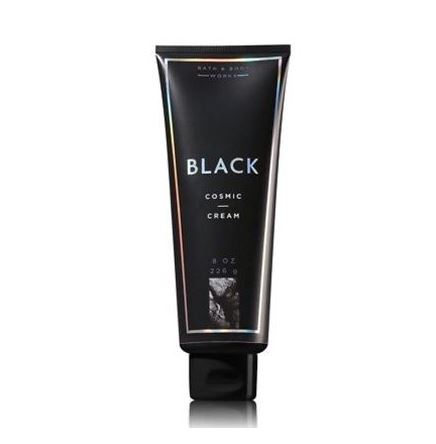 Bath & Body Works Black Cosmic Cream 226 g. ครีมบำรุงผิวคอลเลคชั่นสุดหรูหรา ให้ผิวสวยเรียบเนียน เปล่งประกายน่าสัมผัส พรอมกลิ่นหอมลึกลับน่าค้นหา ด้วยกลิ่นวานิลาผสมกับกลิ่นหอมเย้ายวนของดอกไวโอเล็ตสีม่วง เป็นกลิ่นหอมที่ใครได้กลิ่นแล้วต้องหลงร