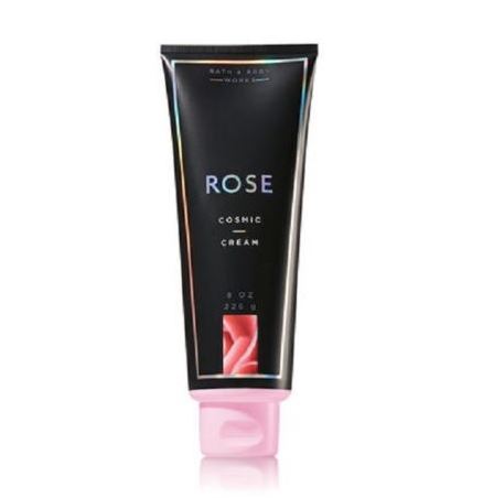 Bath & Body Works Rose Cosmic Cream 226 g. ครีมบำรุงผิวคอลเลคชั่นสุดหรูหรา ให้ผิวสวยเรียบเนียน เปล่งประกายน่าสัมผัส พร้อมโทนกลิ่นฟลอรัล-ฟรุ๊ตตี้ ที่ได้จากกลิ่นหอมอบอวลของกุหลาบ เป็นกลิ่นที่สื่อถึงความเป็นหญิงสาวที่น่าหลงใหล ผสานกับกลิ่นเรด