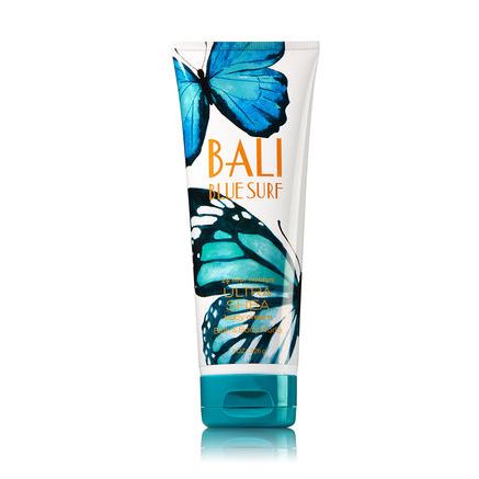**พร้อมส่ง**Bath & Body Works Bali Blue Surf 24 Hour Moisture Ultra Shea Body Cream 226g. ครีมบำรุงผิวสุดเข้มข้น มีกลิ่นหอมติดทนนาน ด้วยกลิ่นหอมสะอาดสดชื่น ผสมกลิ่นครีมมี่ของมะพร้าวหอมๆ แนวกลิ่นวนิลลาผสมมัคส์ และเติมกลิ่นสดชื่นด้วยดอกไม้เขตร้อน เป็นคว