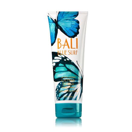 Bath & Body Works Bali Blue Surf 24 Hour Moisture Ultra Shea Body Cream 226g. ครีมบำรุงผิวสุดเข้มข้น มีกลิ่นหอมติดทนนาน ด้วยกลิ่นหอมสะอาดสดชื่น ผสมกลิ่นครีมมี่ของมะพร้าวหอมๆ แนวกลิ่นวนิลลาผสมมัคส์ และเติมกลิ่นสดชื่นด้วยดอกไม้เขตร้อน เป็นคว