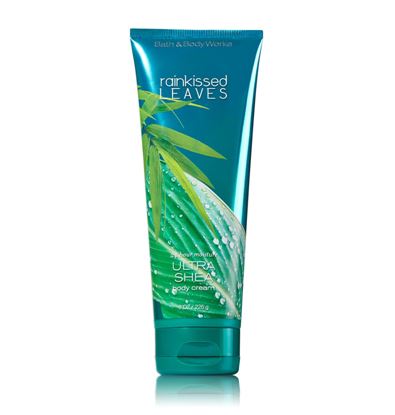 Bath & Body Works Rainkissed Leaves Ultra Shea Body Cream 226 g. ครีมบำรุงผิวสุดเข้มข้น มีกลิ่นหอมสดชื่นเหมือนกลิ่นของใบไม้ที่เพิ่งแตกใบอ่อน จากสายฝนในฤดูร้อน กลิ่นจะออกแนวอโรม่าพืชพรรณธรรมชาติสดชื่นผ่อนคลายค่ะ