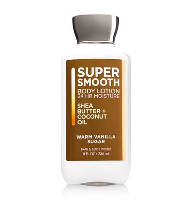 Bath & Body Works Super Smooth Warm Vanilla Sugar Shea Butter & Coconut Oil Body Lotion 236 ml. โลชั่นบำรุงผิวสูตรใหม่ เพื่อผิวเนียนนุ่มเป็นพิเศษเพิ่มสารสกัดน้ำมันมะพร้าว ช่วยให้ผิวเนียนเรียบ ชุ่มชื่น นุ่มอิ่มฟูน่าสัมผัส กลิ่นนี้จะหอมว