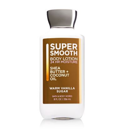 **พร้อมส่ง**Bath & Body Works Super Smooth Warm Vanilla Sugar Shea Butter & Coconut Oil Body Lotion 236 ml. โลชั่นบำรุงผิวสูตรใหม่ เพื่อผิวเนียนนุ่มเป็นพิเศษเพิ่มสารสกัดน้ำมันมะพร้าว ช่วยให้ผิวเนียนเรียบ ชุ่มชื่น นุ่มอิ่มฟูน่าสัมผัส กลิ่นนี้จะหอมว