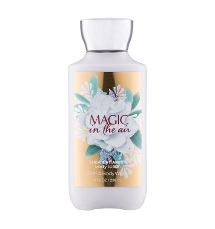 Bath & Body Works Magic in the Air Shea & Vitamin E Body Lotion 236 ml. โลชั่นบำรุงผิวสุดพิเศษ กลิ่นหอมของดอกลิลลี่วนิลลา โทนดอกไม้หอมนุ่มๆค่ะ