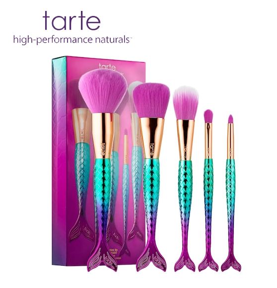 Tarte Minutes to Mermaid Brush Set (Limited Edition) เอาใจสาวกเมอร์เมดกับเซ็ทแปรงแต่งหน้า 5 ชิ้นสุดน่ารักที่มีด้ามแปรงเป็นหางนางเงือก ให้คุณสาวๆ ได้เนรมิตเมคอัพลุคสวยในแต่ละวันด้วยขนแปรง vegan ฟูนุ่มสบายผิว จึงไม่ก่อให้เกิดการระคายเคืองแม้ในผิวบ