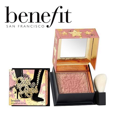 Benefit Gold Rush Blush 5.0 g. บลัชออนสีใหม่ สีพีชประกายทอง เหมาะกับทุกสีผิว ช่วยเพิ่มลุคให้ดูเปล่งประกายสดใสอย่างเป็นธรรมชาติ! ตัวแป้งพิมพ์ลายนูนด้วย "ละอองทอง" ทั่วทั้งตลับ สูตรพิเศษนี้จะค่อยๆ เผยประกายทองเฉดสีพีชเมื่อปัดลงบนแก