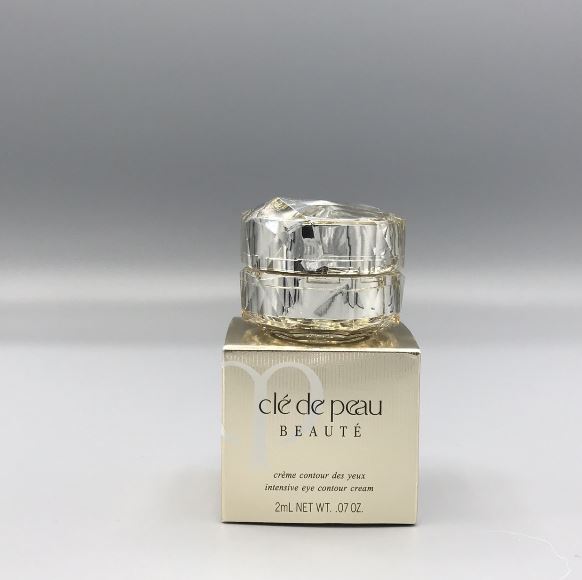 Cle de Peau Beaute Intensive Eye Contour Cream ขนาดทดลอง 2 ml. ครีมบำรุงรอบดวงตาสุดพรีเมี่ยม ที่รวมเอาคุณประโยชน์หลายด้านไว้ในที่เดียว ลดความหย่อนคล้อยบริเวณรอบดวงตาและถุงใต้ตา ลดรอยคล้ำใต้ตา ความหมองคล้ำรอบดวงตาและสีผิวที่ไม่เสมอ ช่วยให้ผิวมี