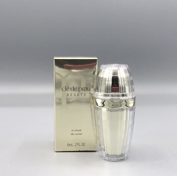 Cle de Peau Beaute The Serum ขนาดทดลอง 6 ml. เซรั่มสูตรใหม่ มอบผลลัพธ์ล้ำลึก มอบความชุ่มชื้นมีชีวิตชีวาและช่วยกระชับผิวพรรณตั้งแต่ครั้งแรกที่ใช้ กระตุ้นให้ผิวดูอ่อนเยาว์ กระจ่างใส ริ้วรอยเรียบเนียนเปล่งประกาย