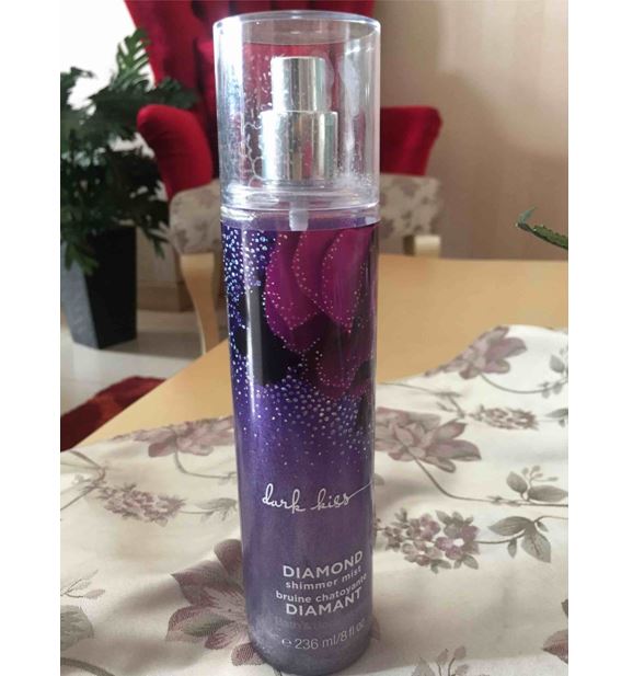 **พร้อมส่ง**Bath & Body Works Dark Kiss Diamond Shimmer Mist 236 ml. สเปรย์น้ำหอมฉีดผิวกาย พิเศษ รุ่น Shimmer เมื่อฉีดลงบนตัว จะมีประกายวิบๆ ช่วยทำให้ผิวดูเปล่งประกายผ่องใส สำหรับสาวๆที่ชอบเปิดไหล่ หรือใส่แขนสั้น เป็นปลื้มกับสินค้ารุ่นนี้แน่นอ