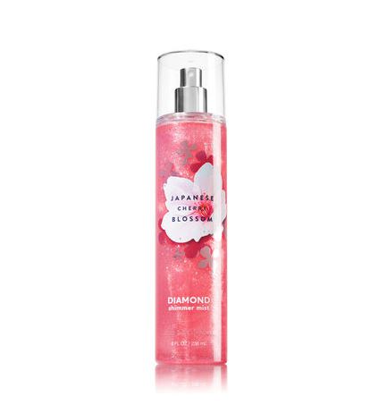 Bath & Body Works Japanese Cherry Blossom Diamond Shimmer Mist 236 ml. สเปรย์น้ำหอมฉีดผิวกาย พิเศษ รุ่น Shimmer เมื่อฉีดลงบนตัว จะมีประกายวิบๆ ช่วยทำให้ผิวดูเปล่งประกายผ่องใส สำหรับสาวๆที่ชอบเปิดไหล่ หรือใส่แขนสั้น เป็นปลื้มกับสินค้ารุ่นนี
