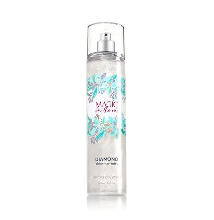 Bath & Body Works Magic in the Air Diamond Shimmer Mist 236 ml. สเปรย์น้ำหอมฉีดผิวกาย พิเศษ รุ่น Shimmer เมื่อฉีดลงบนตัว จะมีประกายวิบๆ ช่วยทำให้ผิวดูเปล่งประกายผ่องใส สำหรับสาวๆที่ชอบเปิดไหล่ หรือใส่แขนสั้น เป็นปลื้มกับสินค้ารุ่นนี