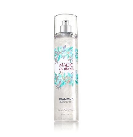 **พร้อมส่ง**Bath & Body Works Magic in the Air Diamond Shimmer Mist 236 ml. สเปรย์น้ำหอมฉีดผิวกาย พิเศษ รุ่น Shimmer เมื่อฉีดลงบนตัว จะมีประกายวิบๆ ช่วยทำให้ผิวดูเปล่งประกายผ่องใส สำหรับสาวๆที่ชอบเปิดไหล่ หรือใส่แขนสั้น เป็นปลื้มกับสินค้ารุ่นนี