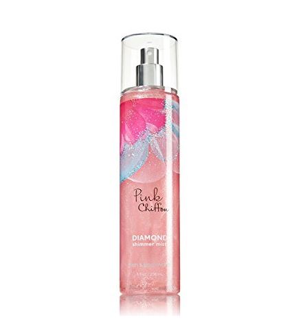 Bath & Body Works Pink Chiffon Diamond Shimmer Mist 236 ml. สเปรย์น้ำหอมฉีดผิวกาย พิเศษ รุ่น Shimmer เมื่อฉีดลงบนตัว จะมีประกายวิบๆ ช่วยทำให้ผิวดูเปล่งประกายผ่องใส สำหรับสาวๆที่ชอบเปิดไหล่ หรือใส่แขนสั้น เป็นปลื้มกับสินค้ารุ่นนี