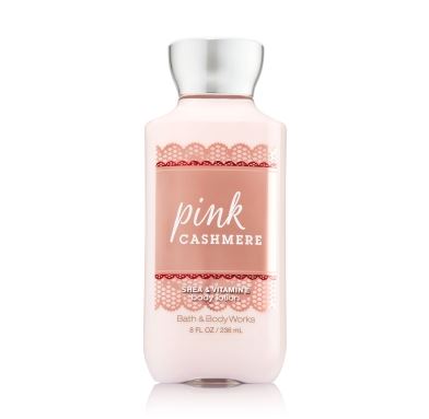 Bath & Body Works Pink Cashmere Shea & Vitamin E Body Lotion 236 ml. โลชั่นบำรุงผิวสุดพิเศษ กลิ่นหอมชวนฝัน ของแอมเบอร์วนิลลา กับดอกมะลิ หวานหอมเซ็กซี่ค่ะ
