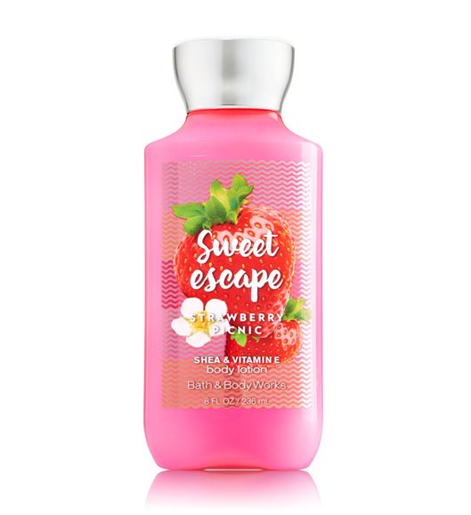 **พร้อมส่ง**Bath & Body Works Sweet Escape Shea & Vitamin E Body Lotion 236 ml. โลชั่นบำรุงผิวสุดพิเศษ กลิ่นหอมโทนผลไม้ กลิ่นหอมหวานของสตรอเบอรี่ ผสมกับกลิ่นดอกไม้อ่อนๆ หอมสดใสน่ารักค่ะ