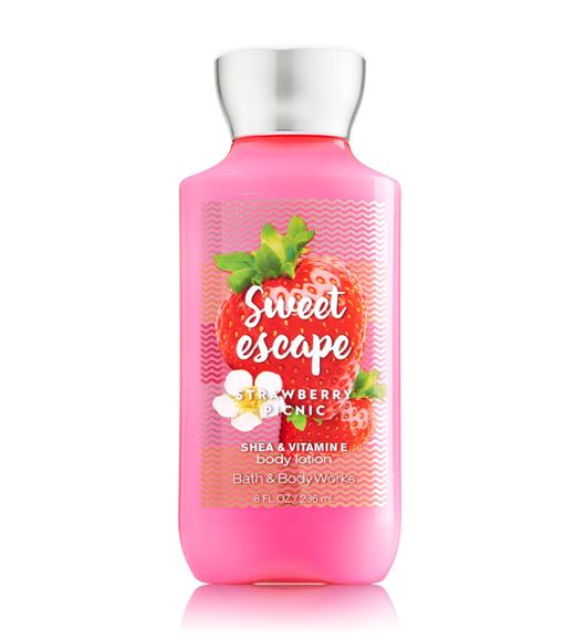 Bath & Body Works Sweet Escape Shea & Vitamin E Body Lotion 236 ml. โลชั่นบำรุงผิวสุดพิเศษ กลิ่นหอมโทนผลไม้ กลิ่นหอมหวานของสตรอเบอรี่ ผสมกับกลิ่นดอกไม้อ่อนๆ หอมสดใสน่ารักค่ะ