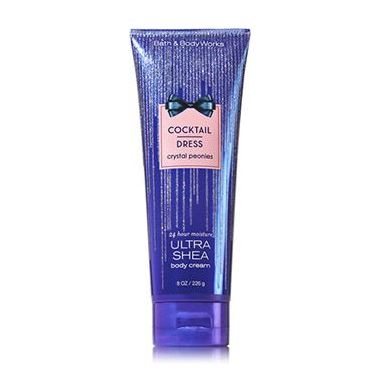 Bath & Body Works Cocktail Dress Ultra Shea Body Cream 226 g. ครีมบำรุงผิวสุดเข้มข้น มีกลิ่นหอมติดทนนาน ด้วยกลิ่นหอมโทนผลไม้หอมหวาน ผสมกลิ่นแอมเบอร์นุ่มๆให้ความเซ็กซี่เย้ายวนยิ่งขึ้น