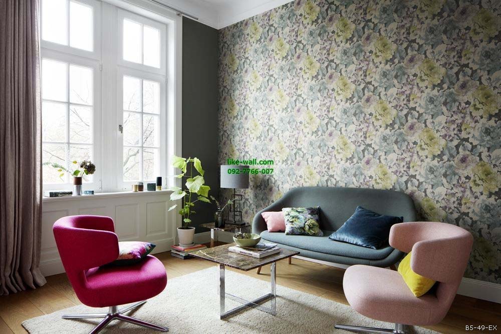 ตัวอย่างห้องนั่งเล่นตกแต่งด้วย วอลเปเปอร์ลายดอกไม้ สีม่วง-เขียว