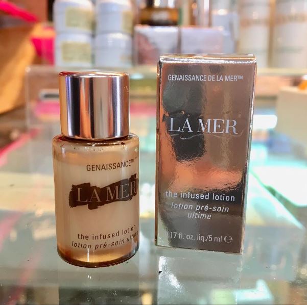 LA MER Genaissance de la Mer The Infused Lotion ขนาดทดลอง 5 ml. โลชั่นสูตรน้ำผสานเนื้อครีมที่เปี่ยมไปด้วยคุณประโยชน์แห่งการปรนนิบัติและฟื้นบำรุงผิว เติมความชุ่มชื้นและปรับสภาพผิวให้ดูเรียบเนียน