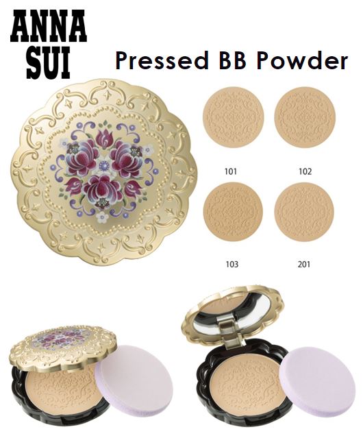 Anna Sui Powder Foundation M SPF10 PA++ 9g. (ตลับ+แป้งรีฟิล) แป้งพัฟผสมรองพื้นอันเนียนนุ่ม ที่มีส่วนผสมของคุชชั่นพาวเดอร์ ช่วยปกปิดรูขุมขน และสีผิวที่ไม่สม่ำเสมอให้เรียบเนียนไร้ที่ติ พิเศษด้วยพัฟมีความแตกต่าง 2 ด้านให้เลือกการปกปิดขั้นสูงสุด หรือแบบบางเบา