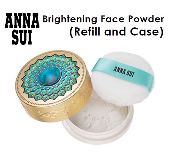 Anna Sui Brightening Face Powder 9 g. (ตลับ+แป้งรีฟิล) แป้งฝุ่นอัดแข็งที่มอบสัมผัสที่แสนอัศจรรย์ อันอุดมไปด้วยส่วนผสมของไวท์เทนนิ่งและวิตามินซี ช่วยยับยั้งการสร้างเมลานิน ผสานคุณสมบัติ Smooth-Textured Moist Powder และ Spherical Powder เผยผิวให้ดูเร