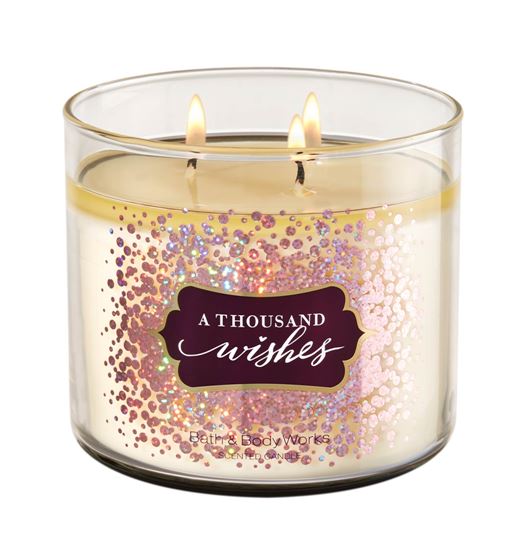Bath & Body Works A Thousand Wishes A Thousand Wishes3-Wick Candle 411 g. เทียนหอมสุดพิเศษ ขนาดใหญ่ มี 3 ไส้เทียน กระจายกลิ่นหอมได้ทั่วห้อง กลิ่นหอมอบอุ่นผสมผสานหลากหลายกลิ่น กลิ่นดอกพิโอนี่ ผสมกลิ่นแชมเปญ หอมนุ่มหรูมีระดับคะ