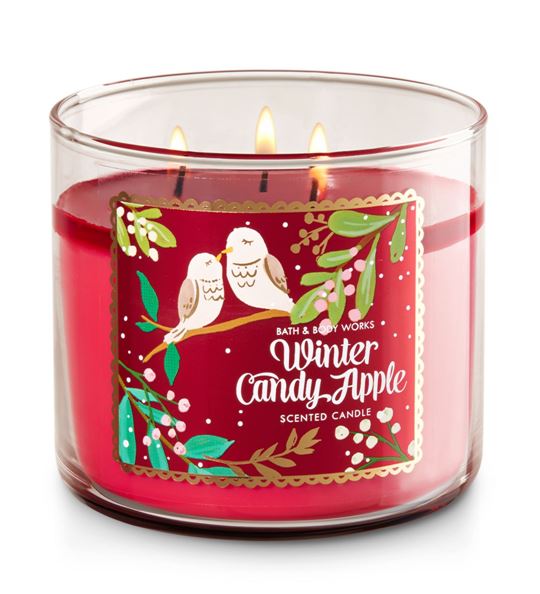 Bath & Body Works Winter Candy Apple 3-Wick Candle 411 g. เทียนหอมสุดพิเศษ ขนาดใหญ่ มี 3 ไส้เทียน กระจายกลิ่นหอมได้ทั่วห้อง กลิ่นหอมแบบขนมๆ แนวฟรุ้ตตี้หอมน่ารัก ด้วยกลิ่นของแอปเปิ้ลสีแดง ผสมกลิ่นแคนดี้รสส้ม ตบท้ายด้วยกลิ่นมัคส์อ่อนๆให้กลิ่