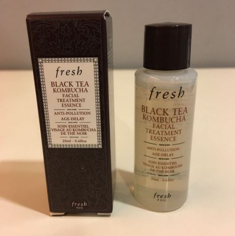 Fresh Black Tea Kombucha Facial Treatment Essence ขนาดทดลอง 20 ml. เอสเซนส์สูตรทรงประสิทธิภาพที่ช่วยเตรียมผิว พร้อมปกป้องผิวจากมลภาวะแวดล้อมและสัญญาณแห่งวัย มอบความชุ่มชื้นและคืนความเปล่งประกายให้ผิว เพื่อผลลัพธ์สู่ผิวสุขภาพดีอ่อนเยาว์