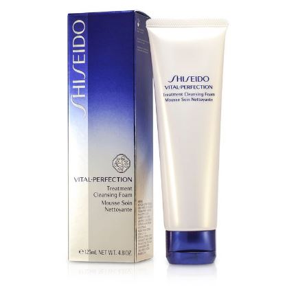 Shiseido Vital-Perfection Treatment Cleansing Foam 125 ml. โฟมล้างหน้าทำความสะอาดผิวหน้า เนื้อนุ่มให้ฟองโฟมละมุน ช่วยขจัดฝุ่นละออง สิ่งสกปรกฝังลึกในร่องผิวออกด้วยฟองโฟมเนื้อนุ่มละมุน มีเม็ดบีดที่มีส่วนผสมของ Hyaluronic acid มีประสิทธิภาพช่วยบำ