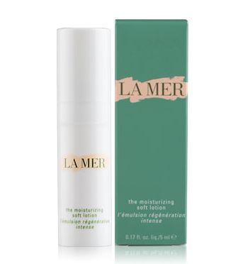 LA MER The Moisturizing Soft Lotion ขนาดทดลอง 5 ml. โลชั่นบำรุงผิว สำหรับทุกสภาพผิวมอบความสัมผัสที่เบา สบาย ไม่หนัก ผิวนุ่มลื่นดุจซาติน ชุ่มชื้น เรียบเนียน กระจ่างใส เปล่งประกาย เข้าฟื้นฟูผิวอย่างล้ำลึกริ้วรอยแลดูจางลง ผิวดูกระชับ อิ่มแน่น ดูอ