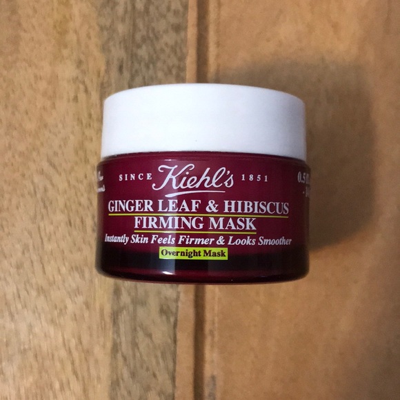 Kiehl's Ginger Leaf & Hibiscus Firming Mask 28 ml. มาส์กตัวใหม่จากคีลส์ที่จะทำให้ผิวดูเฟิร์มขึ้นในข้ามคืน ผิวรู้สึกกระชับในทันทีแลดูเรียบเนียนในเช้าวันรุ่งขึ้น เมื่อใช้เป็นประจำอย่างต่อเนื่อง จะช่วยให้ริ้วรอยตื้นๆ ดูจางลง พร้อมเผยผิว