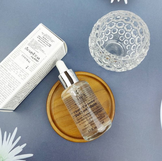 Kiehl's Clearly Corrective Dark Spot Solution 50 ml. เซรั่มที่ช่วยเปิดพลังออร่าให้ผิวคุณ ปรับสีผิวให้สม่ำเสมอ ลดเลือนจุดด่างดำอย่างมีประสิทธิภาพและรวดเร็ว ช่วยให้ผิวสว่างสดใสเป็นประกาย เห็นผลเร็วภายใน 2 สัปดาห์ โดย 55% ของผู้ที่เข้ารับกา