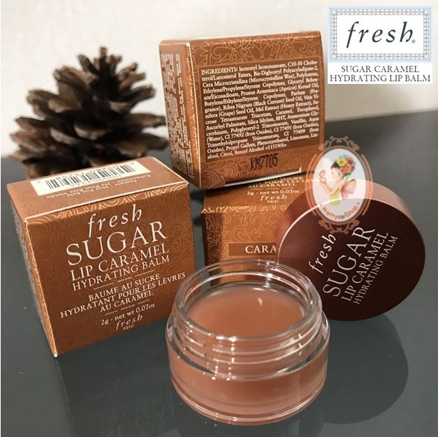 Fresh Sugar Lip Caramel Hydrating Balm ขนาดทดลอง 2 g. ลิปคาราเมลหอมหวาน ให้ริมฝีปากเนียนนุ่มชุ่มชื้นยาวนาน 6 ชั่วโมง และสามารถใช้ได้หลากหลายโอกาส สามารถทาเดี่ยวๆ หรือใช้ทาทับ Sugar Tinted Lip Treatment สีโปรดของคุณ เพื่อสร้างสีสันใหม่ตามชอบ นอ