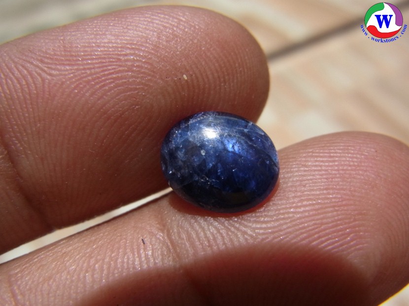 พลอยแท้ 3.65 กะรัต blue sapphite  ไพลินพม่าเจียดิบ สีน้ำเงินเข้มจัด