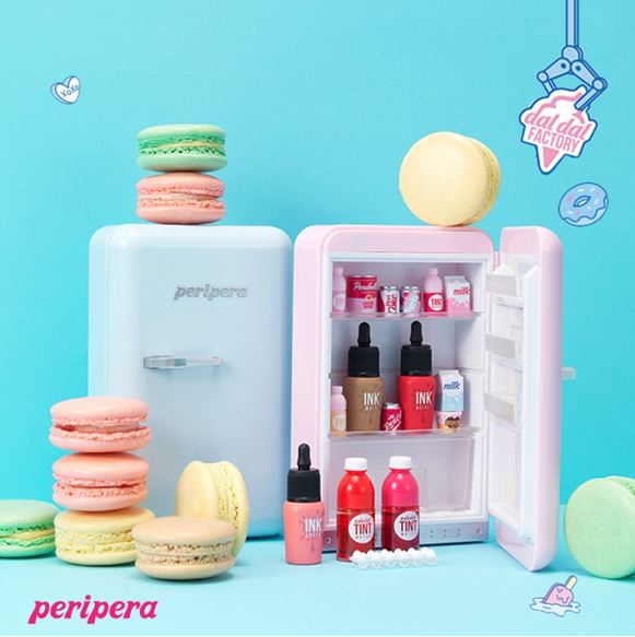 **พร้อมส่ง**Peripera Peri's Mini Fridge เซ็ทไอเท็มเด็ดที่กำลังนิยมนี้ในรูปแบบตู้เย็นไซส์มินิสุดน่ารักที่ขนเมคอัพไซส์จิ๋วมาเต็มตู้ ไม่ว่าจะเป็นทินท์ บลัชออน และเฉดดิ้งตัวดัง ที่จะสร้างลุคสวยๆ สไตล์เกาหลี