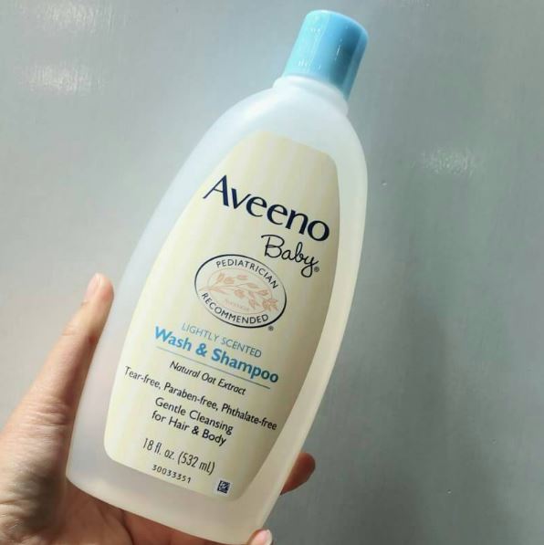 **พร้อมส่ง**Aveeno Baby Wash & Shampoo Lightly Scented 532 ml. แชมพูและครีมอาบน้ำ ผลิตภัณฑ์เด็ก อวีโน ผลิตภัณฑ์ดูแลเด็ก ของใช้เด็ก สินค้านำเข้าจากอเมริกา แท้ 100% เหมาะสำหรับเด็กอายุ : แรกเกิดขึ้นไป คุณสมบัติ : มีกลิ่นหอมอ่อนๆ มีส่วนผสมของข้าวโอ๊ตธรรม