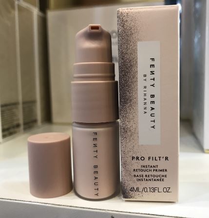 **พร้อมส่ง**Fenty Beauty By Rihanna Pro Filt'r Instant Retouch Primer #Soft Matte ขนาดทดลอง 4ml. ไพรเมอร์ที่ช่วยให้ใบหน้าไม่มันเยิ้มระหว่างวัน พร้อมช่วยอำพรางรูขุมขนกว้าง เพื่อผิวหน้าที่ดูเนียนสวยอย่างเป็นธรรมชาติก่อนการลงรองพื้นเสมือนการรีทัชผิวให้ส