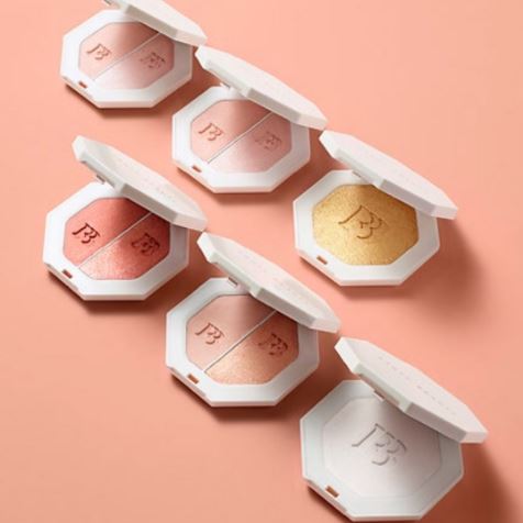 **พร้อมส่ง**Fenty Beauty By Rihanna Killawatt Freestyle Highlighter Duo 2 x 3.5g. ไฮไลท์เนื้อกำมะหยี่ที่จะมอบผิวสวยโกลว์อย่างเป็นธรรมชาติ เหมาะกับผิวทุกเฉดสี เนื้อบางเบาสบายผิว เกลี่ยง่าย มาพร้อมประกายชิมเมอร์เนียนละเอียด สามารถใช้ได้กับทุกส่วนทั่วใบหน้า