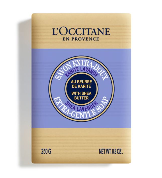 L'Occitane Shea Lavender Extra-Gentle Soap 250g. สบู่อาบน้ำผิวกายที่มีส่วนผสมทั้งหมดจากธรรมชาติ และอุดมไปด้วยเชีย บัตเตอร์มีกลิ่นหอมจากดอกลาเวนเดอร์สามารถใช้ได้ทั้งเด็กและผุ้ใหญ่ ทำให้ผิวเนียนนุ่ม ชุ่มชื่น ไม่แห้งกร้าน สัมผัสได้ถึงผิวที่สะอาดหมดจด สด