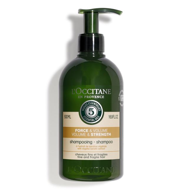 L'OCCITANE Volume & Strength Shampoo 500ml. แชมพูสูตรปราศจากซิลิโคนช่วยเสริมความแข็งแรงและเพิ่มความหนาให้กับผมเส้นเล็กและเปราะบาง สามารถเข้าปฏิบัติการล้ำลึกถึงชั้นเส้นใยผม ซึ่งจะช่วยเพิ่มความหนา ทำให้ผมแลดูมีวอลลุ่มขึ้น ผมของคุณจะแข็งแรงและหนาขึ้