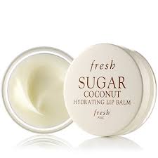 Fresh Sugar Coconut Hydrating Lip Balm 6g. ลิปบาล์มเข้มข้นบำรุงริมปาก กลิ่นมะพร้าวหอมหวาน มอบการบำรุงริมฝีปากอย่างล้ำลึก เนื้อบาล์มเข้มข้น มอบความชุ่มชื้นได้ยาวนานตลอดทั้งวัน ฟื้นคืนความเนียนนุ่มขึ้นทันทีหลังใช้  ด้วยสารสกัดจากธรรมชาติ Sugar ,