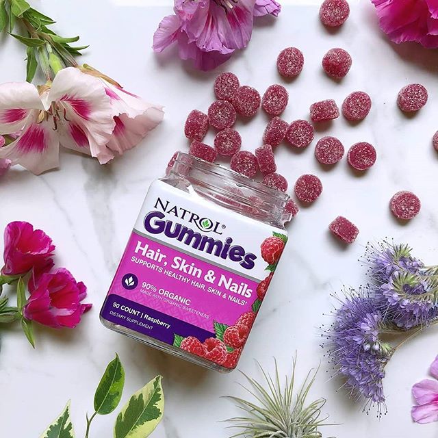 Natrol Gummies Hair Skin & Nails 90 Raspberry Gummies ของแท้จาก US 100% วิตามินรวมบำรุง ผม เล็บ ผิว แบบกัมมี่รสราสเบอรี่ มีไบโอติน 5000 mcg. เคี้ยวเพลินได้ประโยชน์ บำรุงผมดกหนา เงางาม ช่วยรักษาสุขภาพเส้นผม ป้องกันผมหงอก ผมร่วง 