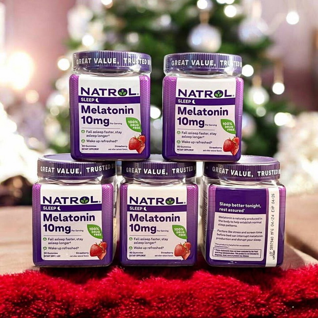 Natrol Gummies Melatonin 10 Mg.  90 Strawberry Gummies ของแท้จาก US 100% วิตามินเมลาโทนินแบบกัมมี่ รสสตรอเบอร์รี่ ช่วยทำให้รู้สึกผ่อนคลาย นอนหลับง่ายขึ้น หลับสบายไม่ตื่นกลางดึก ตื่นมาสมองปลอดโปร่ง ช่วยให้อาการ jet lag ดีขึ้น ช่วยให้ร่างกายต